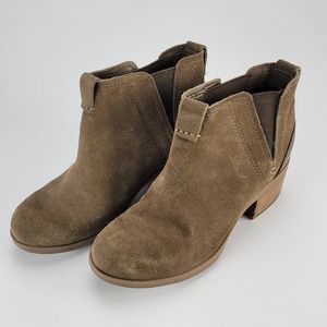 LIKE NEW- Clark’s Artisan Heeled Boots - size 5